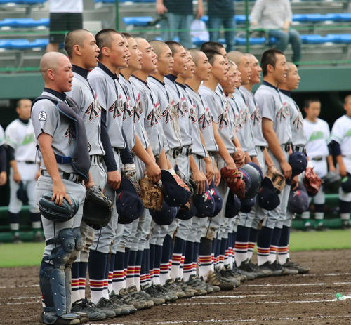 今市工対栃木農勝利し、大声で校歌を歌う今市工ナイン（撮影・佐藤勝亮）