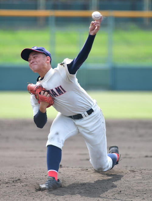 兵庫大会3回戦　県伊丹対西宮東　必死の投球をみせる県伊丹・執行大成投手（撮影・清水貴仁）