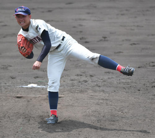 兵庫大会3回戦　県伊丹対西宮東　必死の投球をみせる県伊丹・執行大成投手（撮影・清水貴仁）