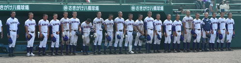 角館対金足農　試合に敗れベンチ前に整列する金足農ナイン（撮影・山田愛斗）