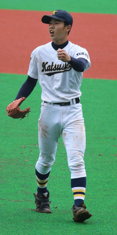 葛飾商対篠崎　4回戦進出を決め、ガッツポーズする信太（撮影・加藤理沙）