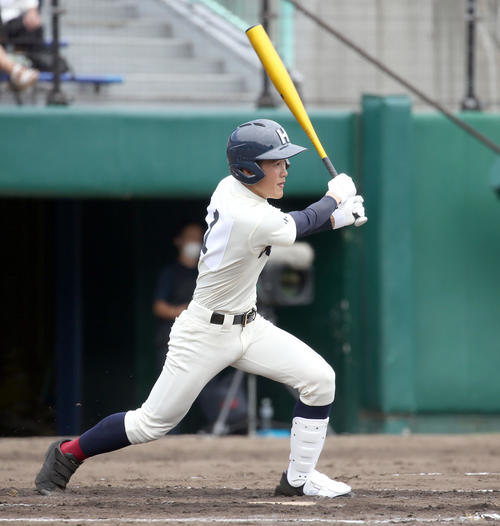 北照対北海道大谷室蘭　3回表北海無死二、三塁、桃枝は2点適時打を放つ（撮影・佐藤翔太）