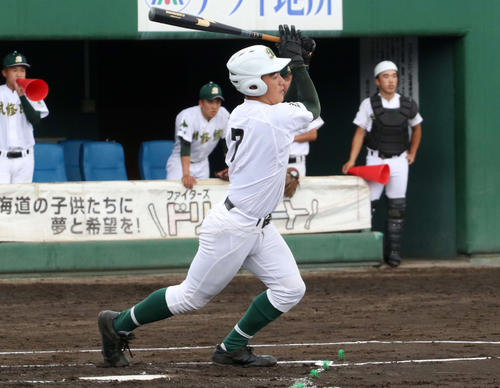 1回裏武修館1死三塁、先制の中前適時打を放つ深井（撮影・浅水友輝）