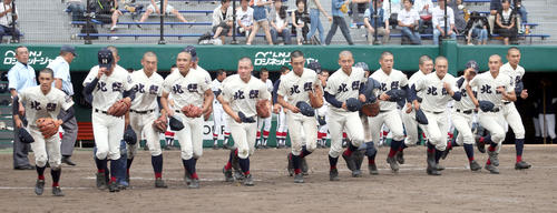 北照対北海道大谷室蘭　北海道大谷室蘭を下しスタンド応援席に向かって駆け出す北照ナイン（撮影・佐藤翔太）