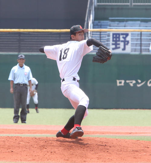 上五島対創成館　救援で力投する創成館・鴨打（撮影・菊川光一）