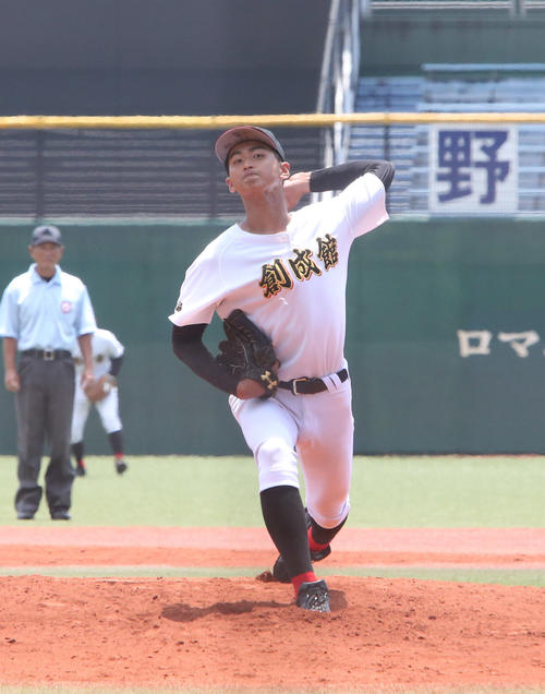 上五島対創成館　救援で力投する創成館・鴨打（撮影・菊川光一）