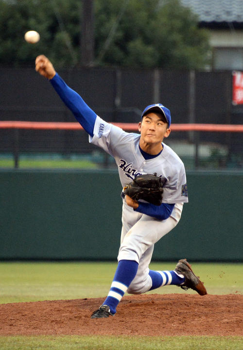 厚木清南・愛川・中央農対平塚学園　力投する平塚学園の三浦（撮影・鈴木正章）