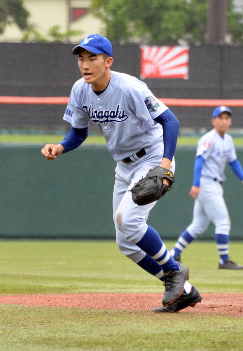 厚木清南・愛川・中央農対平塚学園　試合前ノックで軽快な動きを見せる平塚学園の三浦（撮影・鈴木正章）