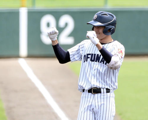 大船渡対遠野緑峰　1回表大船渡1死一、二塁、先制の右越え2点適時三塁打を放ち、ガッツポーズを見せる佐々木（撮影・河野匠）