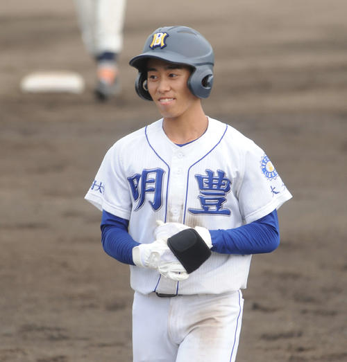 明豊対日田林工　1発含む3安打の活躍を見せた明豊2番打者の野上（撮影・浦田由紀夫）