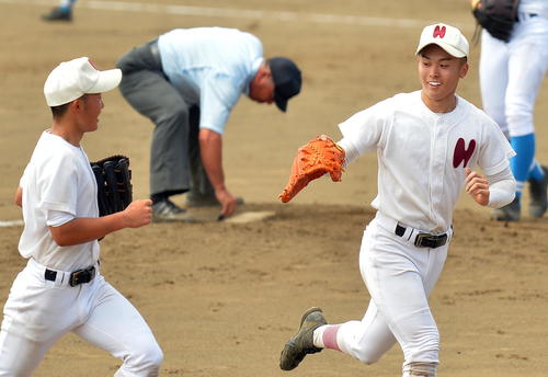 高田対福岡　仲間とハイタッチしながらベンチに走る福岡・菅原（右）（撮影・鎌田直秀）