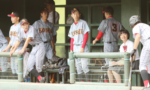 福島高専対帝京安積　記録員としてベンチ入りし、選手と談笑する福島高専・鈴木主将兼マネジャー（右端）＝（撮影・野上伸悟）