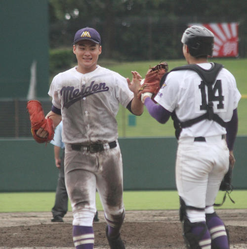 愛工大名電対中部大第一　2失点完投勝利し笑顔の愛工大名電・田村（撮影・柏原誠）