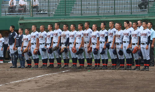 クラーク対旭川龍谷　試合に勝利し、校歌を歌うクラークナイン（撮影・浅水友輝）