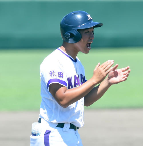 三塁コーチとしてチームを鼓舞する船木主将（撮影・山田愛斗）