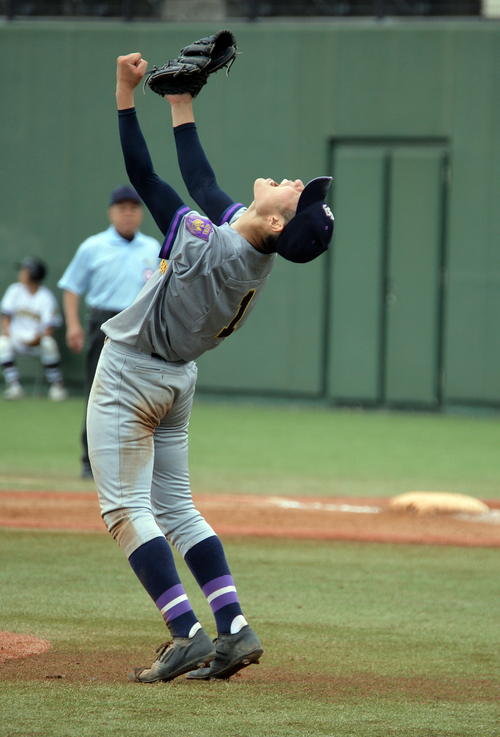 完投勝利にガッツポーズで歓喜する聖和学園・庄司陽