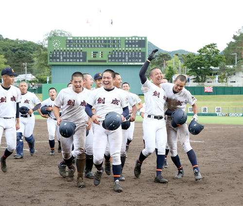 札幌創成対知内　サヨナラ打を放ちチームメートと笑顔で引き揚げる札幌創成竹内（右から2人目）（撮影・佐藤翔太）