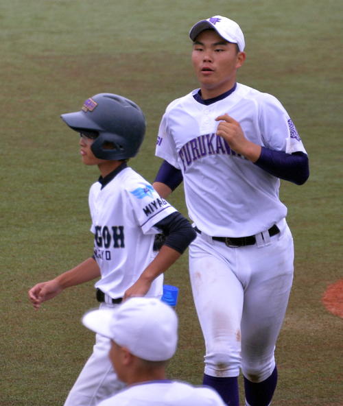 古川対登米総合産　試合を終えて左翼から整列に向かう古川・千坂（右）