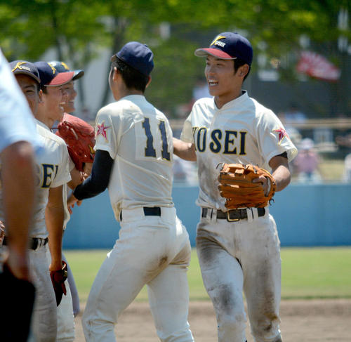 青森山田対八戸学院光星　勝利の瞬間、成田投手（11番）をねぎらう武岡主将（右）