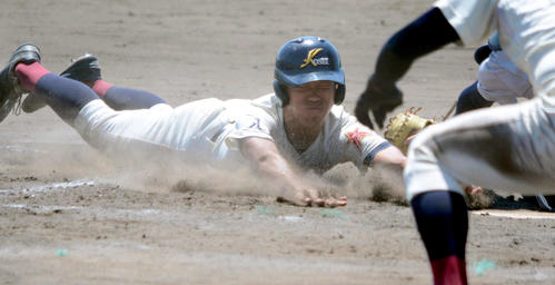 青森山田対八戸学院光星　8回裏光星1死三塁、7番武岡の中犠飛で大江が生還し4－1と突き放す（撮影・北村宏平）