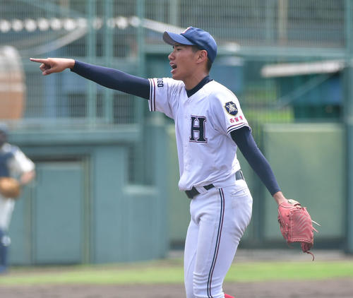 県伊丹対西宮東　7回無安打無失点の好投でコールド勝ちに貢献する西宮東の茶谷投手（撮影・清水貴仁）