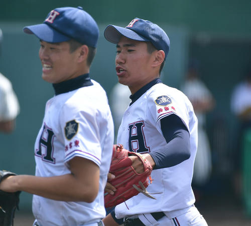 県伊丹対西宮東　7回無安打無失点の好投でコールド勝ちに貢献する西宮東の茶谷投手（右）（撮影・清水貴仁）