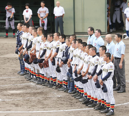 7回コールドで勝利し校歌を歌う帝京安積の選手たち（撮影・野上伸悟）