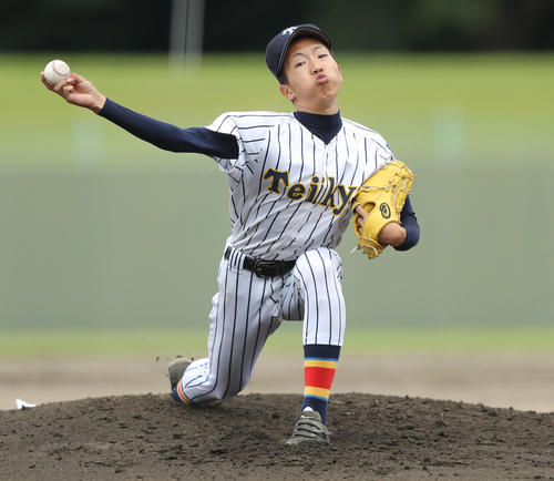 力投する帝京安積・佐久間（撮影・野上伸悟）
