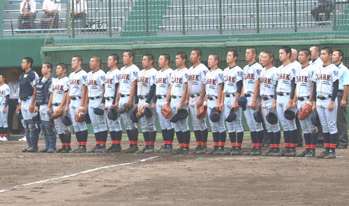 クラーク対旭川龍谷　試合に勝利し、校歌を歌うクラークナイン（撮影・浅水友輝）