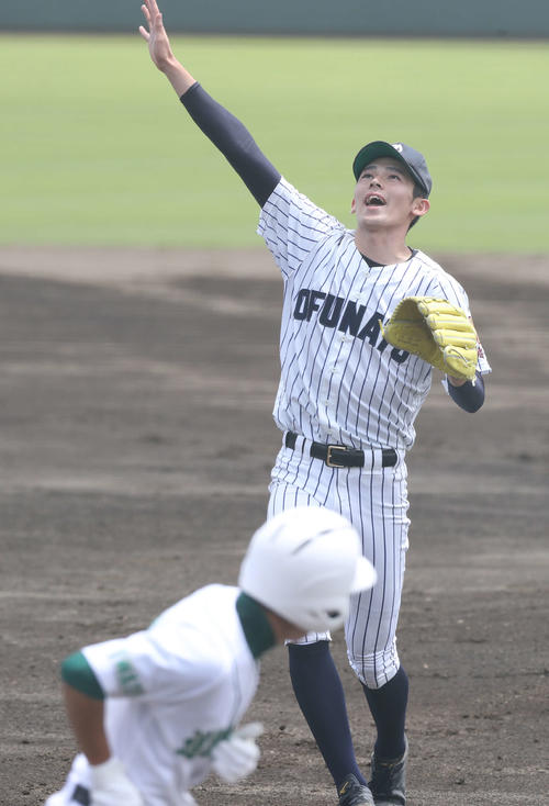 大船渡対遠野緑峰　1回裏、菊池虎（手前）の飛球を自ら捕球するため声を出す佐々木（撮影・河野匠）