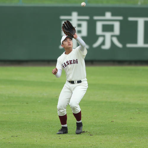 小平西対早実　左翼で試合前ノックを受ける早実・清宮福太郎（撮影・佐田亮輔）