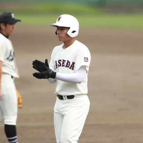 小平西対早実　4回裏早実、第2打席目で右前へ2点適時打を放ち一塁上で手を叩く早実・清宮福太郎（撮影・佐田亮輔）