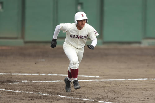 小平西対早実　4回裏早実、第2打席目で右前へ2点適時打を放つ早実・清宮福太郎（撮影・佐田亮輔）