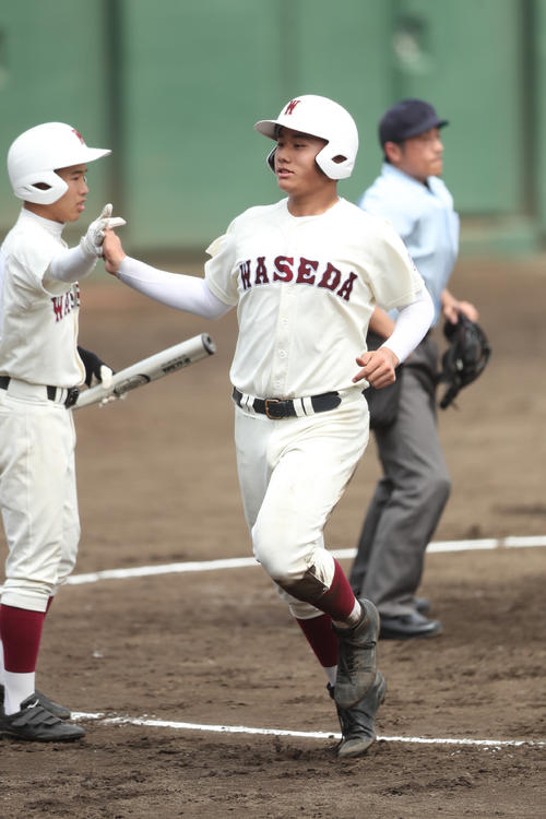 小平西対早実　4回裏早実2死二塁、館祐作の右前打で2塁から一気に生還し仲間とタッチする早実・清宮福太郎（右）（撮影・佐田亮輔）