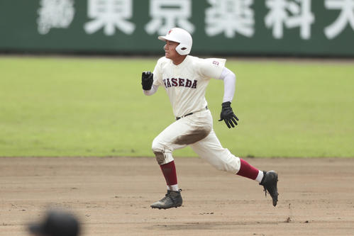 小平西対早実　6回裏早実1死一塁、左中間へ二塁打を放つ早実・清宮福太郎（撮影・佐田亮輔）