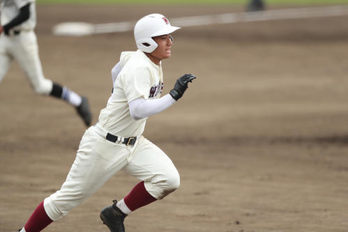 小平西対早実　7回裏早実2死二、三塁、三ゴロで一塁へ全力疾走する早実・清宮福太郎（撮影・佐田亮輔）