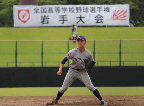 花巻東対平舘　完封勝利を挙げた花巻東・佐藤（撮影・金子真仁）