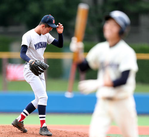 最後の打者を三振に仕留め、帽子のつばに手をやる横浜・及川（撮影・伊作将希）