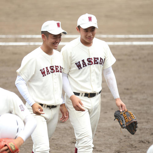 小平西対早実　勝利し笑顔で仲間と話す早実・清宮福太郎（右）（撮影・佐田亮輔）