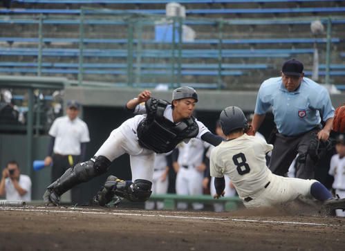 熊本農対球磨工　熊本農4回表2死二塁から右安打で二塁走者の古葉健太外野手（右）が本塁を狙うもタッチアウト（左は尾方翔一捕手）（撮影・浦田由紀夫）