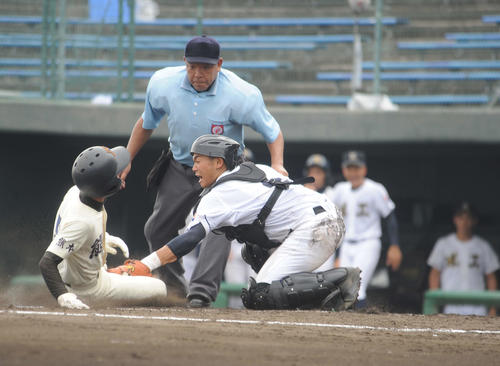 熊本農対球磨工　熊本農5回表2死二塁から中安打で二塁走者の吉田壮顕内野手（左）が本塁を狙うもタッチアウト（右は尾方翔一捕手）（撮影・浦田由紀夫）