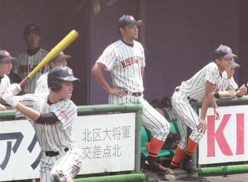 龍谷大平安対西城陽　ベンチで戦況を見つめる西城陽・染田監督(写真中央）（撮影・山崎健太）