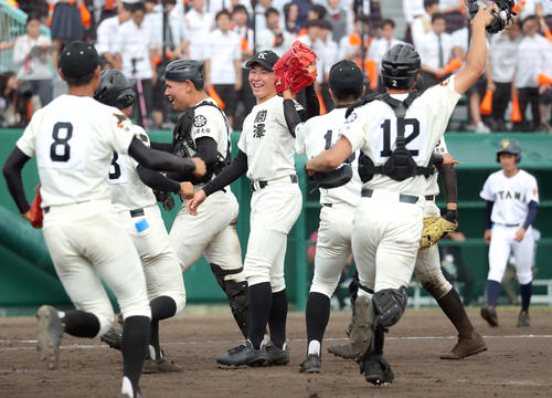 駒大苫小牧対札幌大谷　札幌大谷を下し、笑顔で整列に向かう駒大苫小牧北嶋（中央）と竹中（左から3人目）（撮影・佐藤翔太）