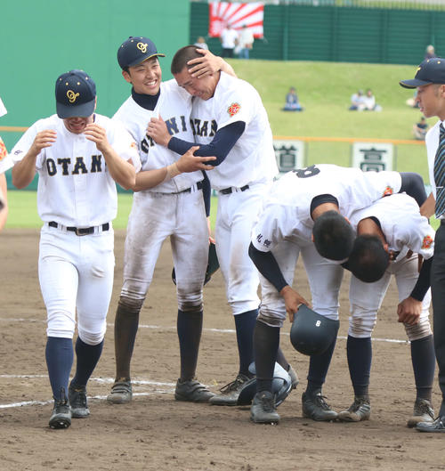 札幌大谷対駒大苫小牧　初戦敗退に涙を流す札幌大谷（撮影・西塚祐司）