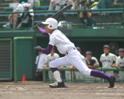 新潟南対東京学館新潟　1－0の4回2死二、三塁、低めのフォークにバットを合わせて右中間への2点適時二塁打を放つ東京学館新潟・目黒左翼手