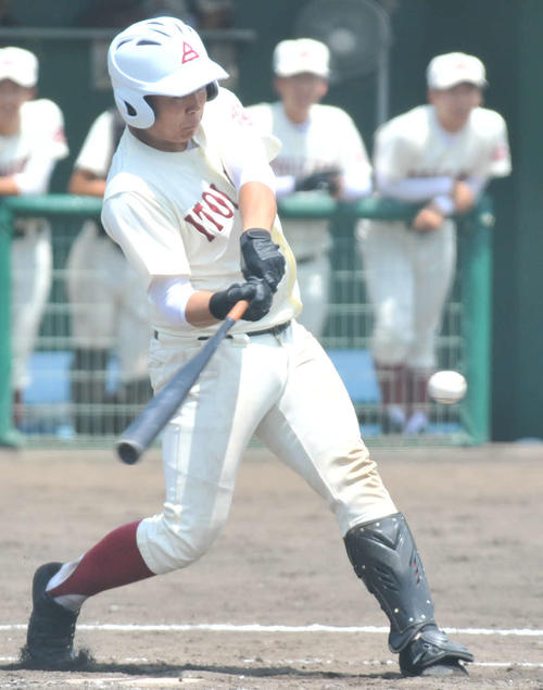 糸魚川対新潟西　3回糸魚川2死満塁、伊藤捕手（3年）が中越えに走者一掃の適時三塁打を放つ（撮影・山岸章利）
