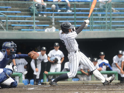 高校野球　熊本大会3回戦　九州学院対翔陽　九州学院3回2死一、二塁、牛島希外野手が左翼越えに3ランを放つ（撮影・浦田由紀夫）