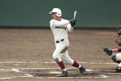 小平西対早実　6回裏早実1死一塁、左中間へ二塁打を放つ早実・清宮（撮影・佐田亮輔）