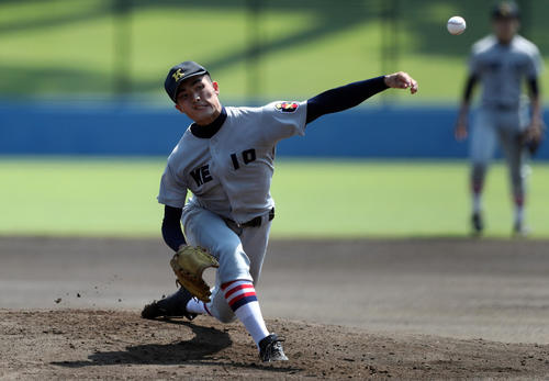 第101回全国高校野球選手権神奈川大会　藤沢西対慶応　先発で力投する慶応・駒形凌（撮影・伊作将希）