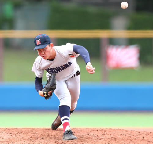 横浜対横浜旭陵・相模向陽館　最終回に3番手で登板した横浜・及川（撮影・伊作将希